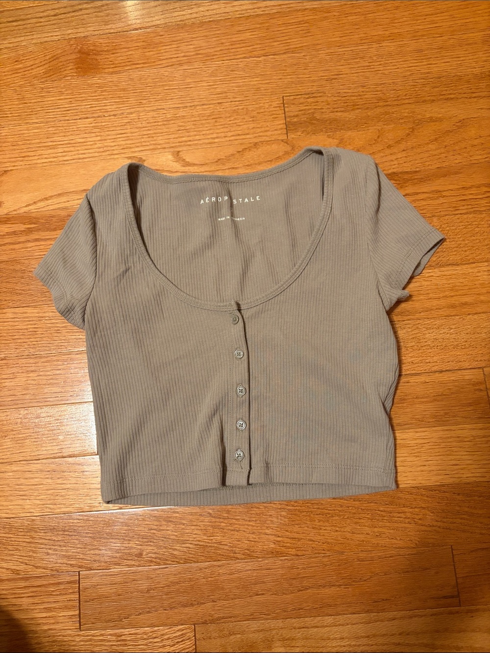 Aeropostale Ribbed Short Sleeve Crop Top in Taupe Gray